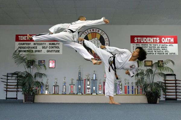 Duc dang taekwondo counter attacking with a side kick