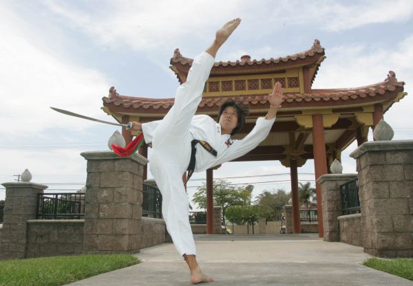 Duc dang taekwondo instructor kim anh roundhouse kick