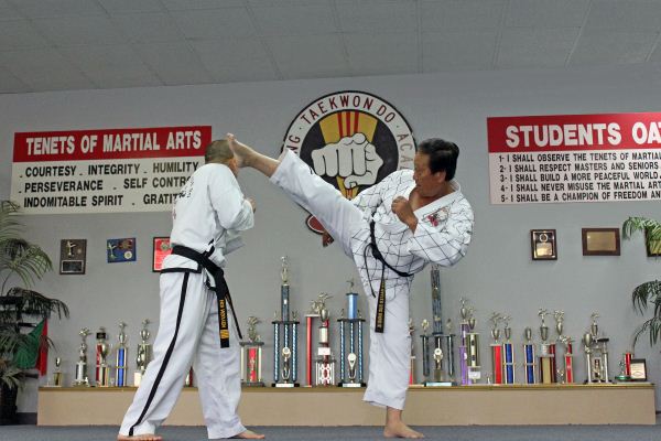 Duc dang taekwondo hook kick